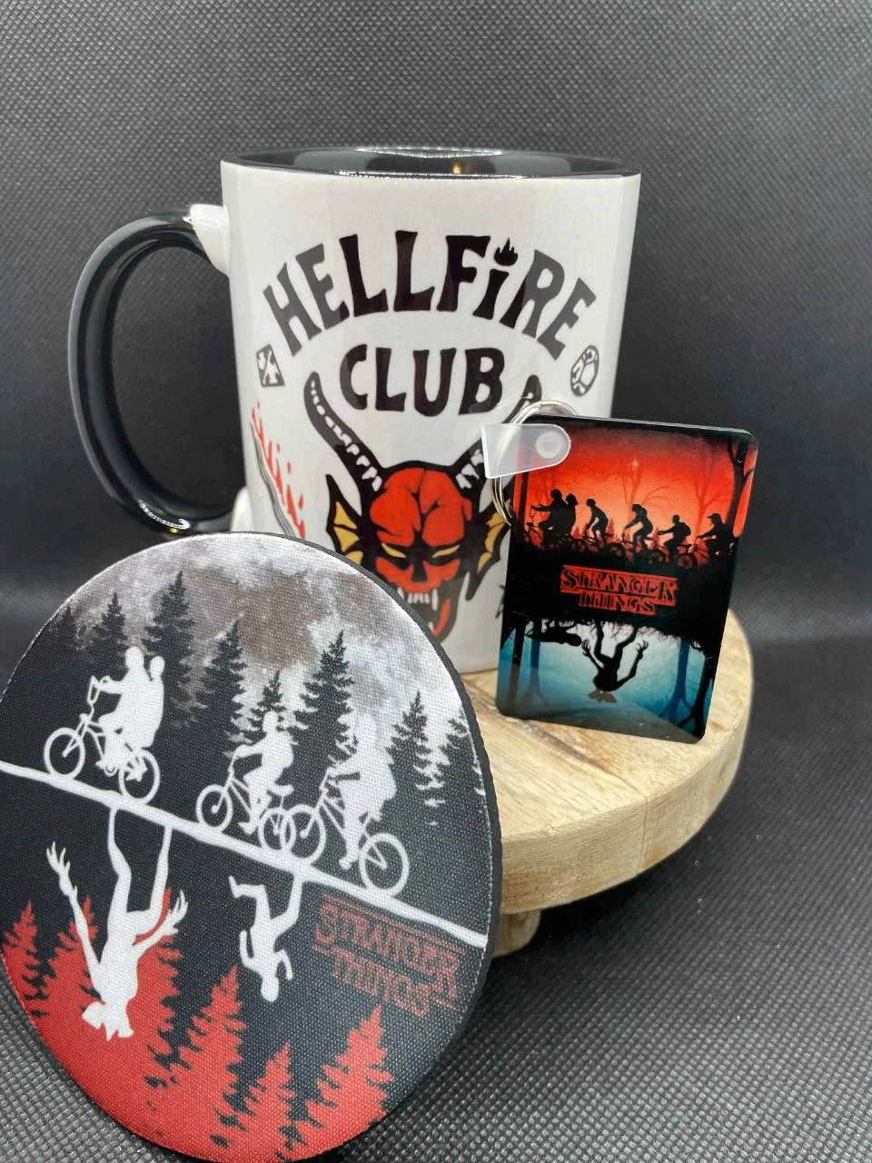 🎁 Coffret Mug – Mug + Porte-clés + Dessous de Tasse – Stranger Things 🔦🧇